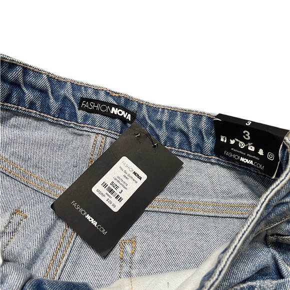 Fashion Nova You Go Girlfriend High Waisted Distressed Jeans Size 3 NWT - Picture 2 of 4